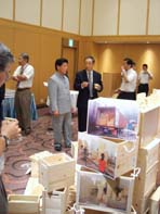 各国代表者が出展メーカーのブースを視察・情報交換